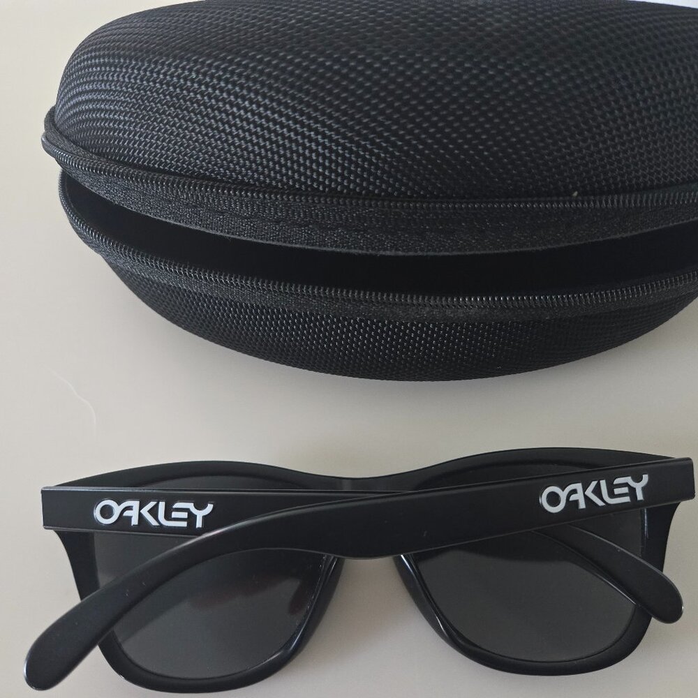 Oakley mens sun glasses